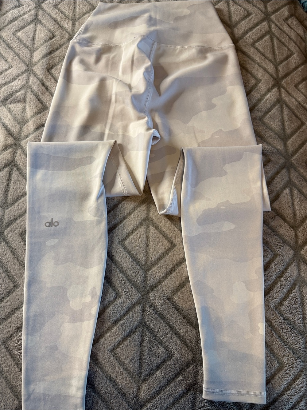 ALO Yoga women High-Waist Leggings in Light Gray Camo